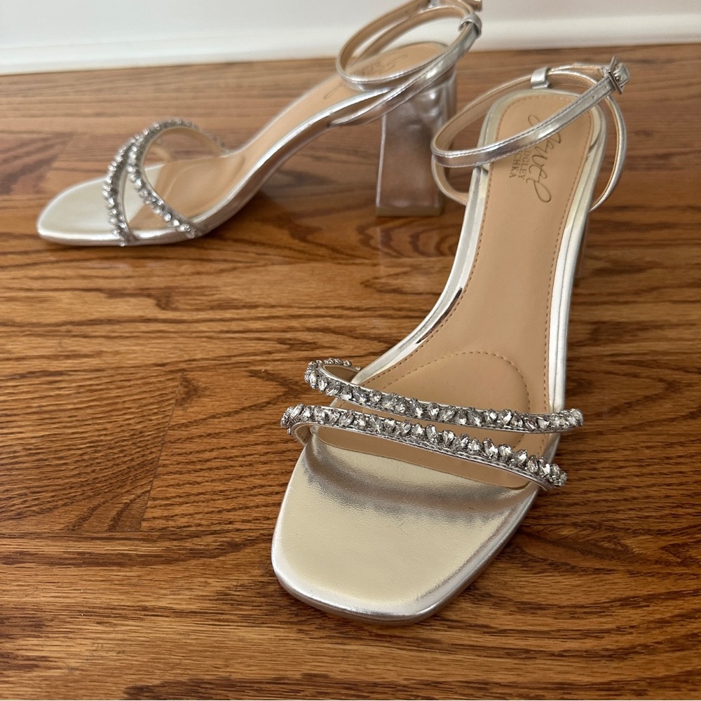 NWOT Jewel Badgley Mischka Nella Block Heel Silver Metallic Womens Sandals, Sz 8